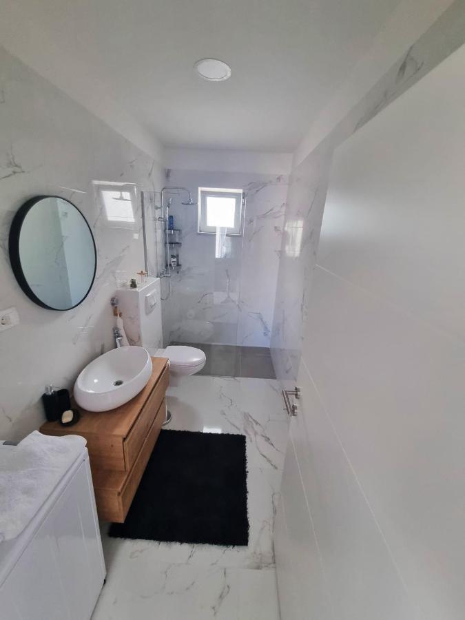 Beach House Oasis Villa Livak Каштела Экстерьер фото