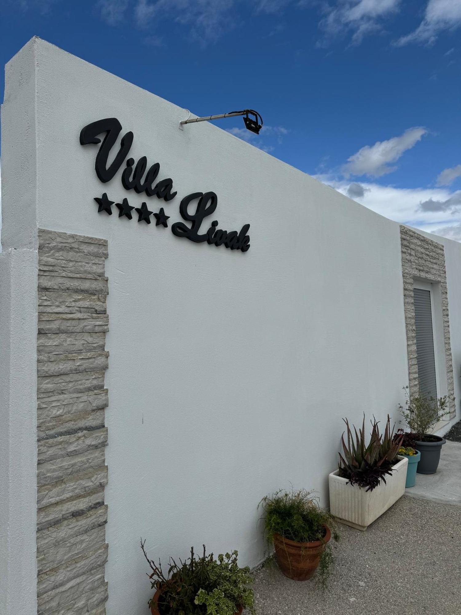 Beach House Oasis Villa Livak Каштела Экстерьер фото