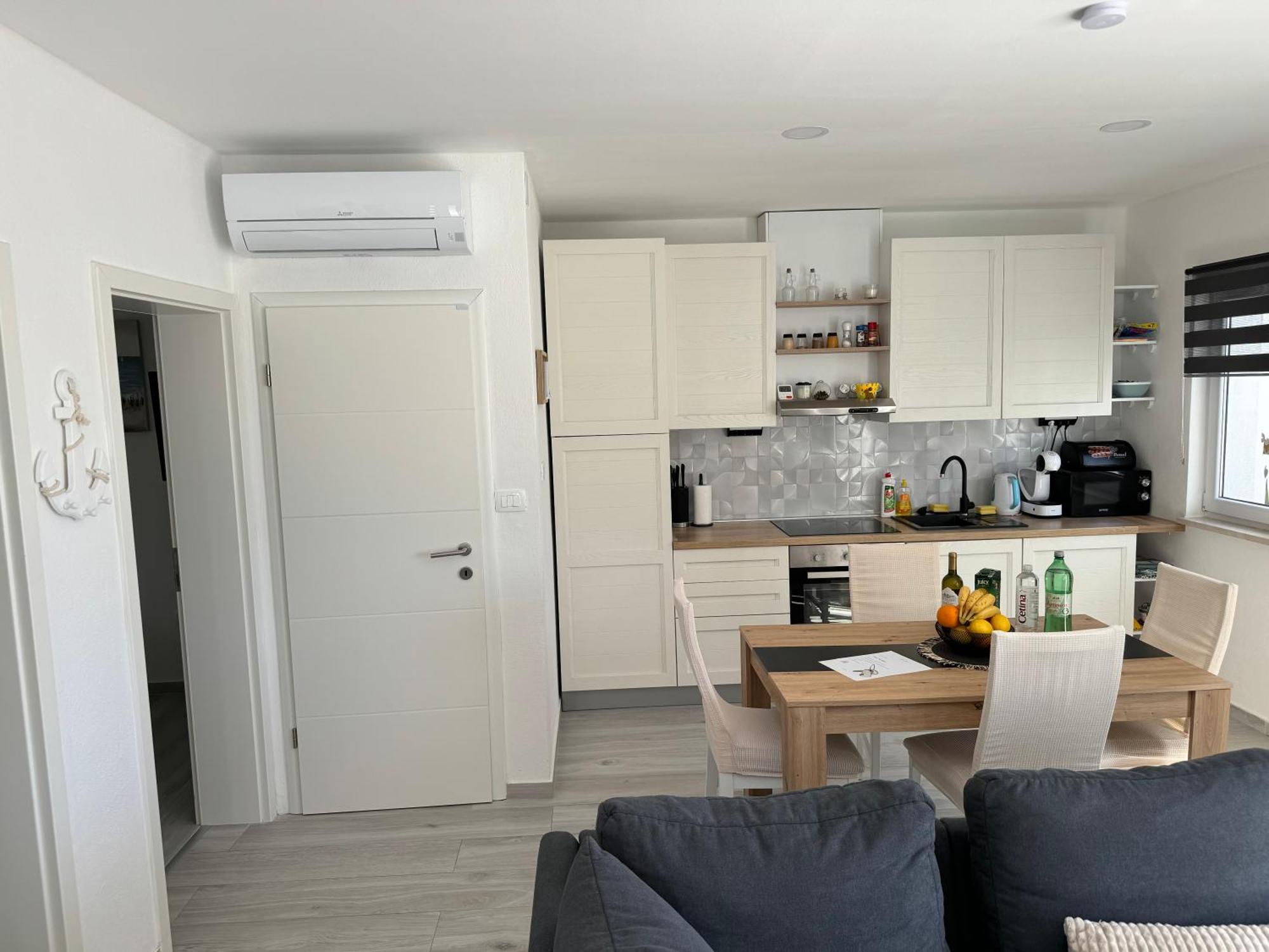 Beach House Oasis Villa Livak Каштела Экстерьер фото
