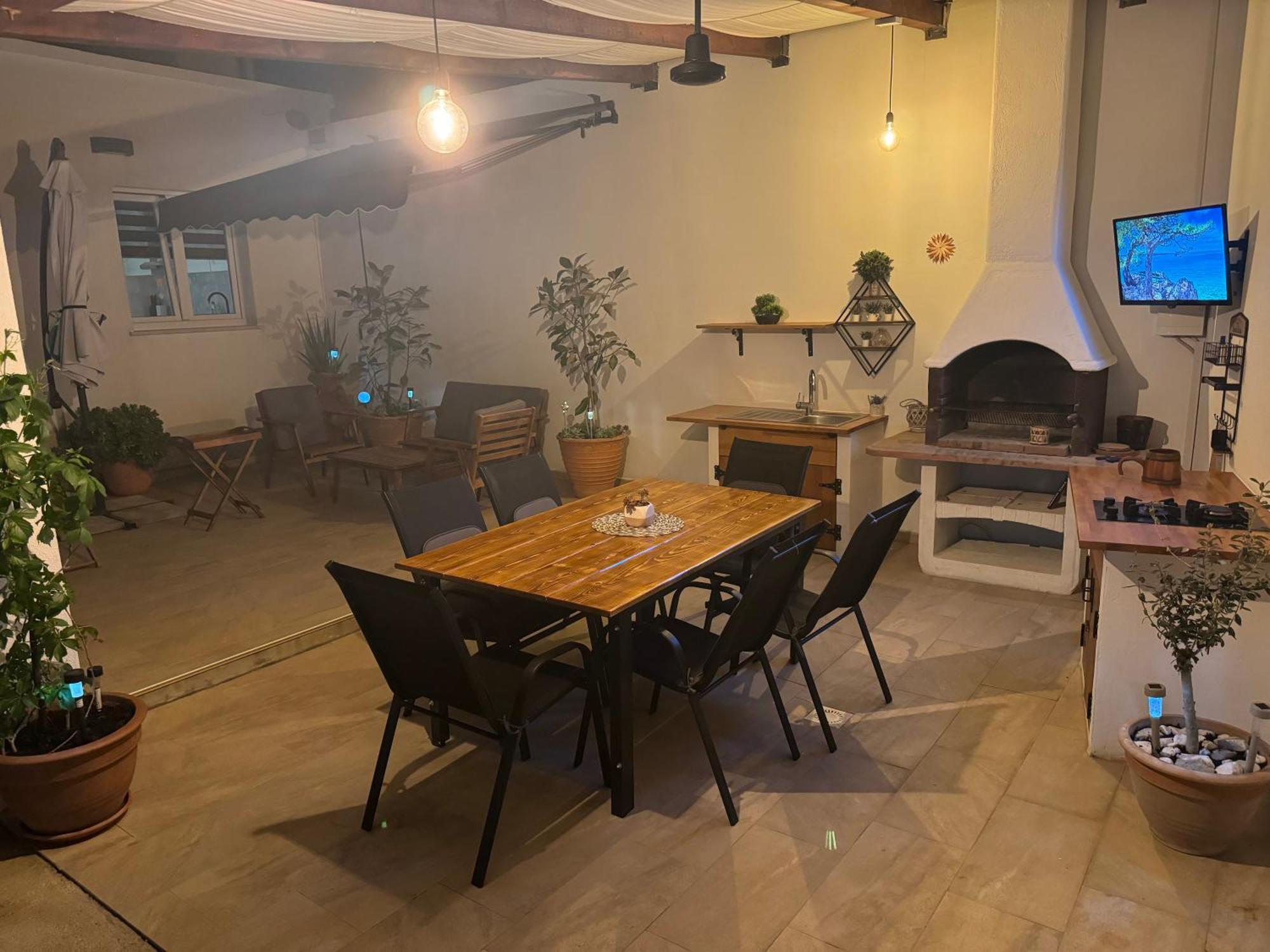 Beach House Oasis Villa Livak Каштела Экстерьер фото