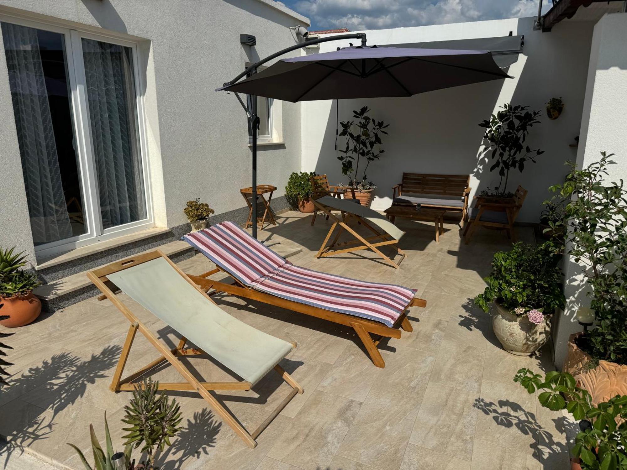 Beach House Oasis Villa Livak Каштела Экстерьер фото