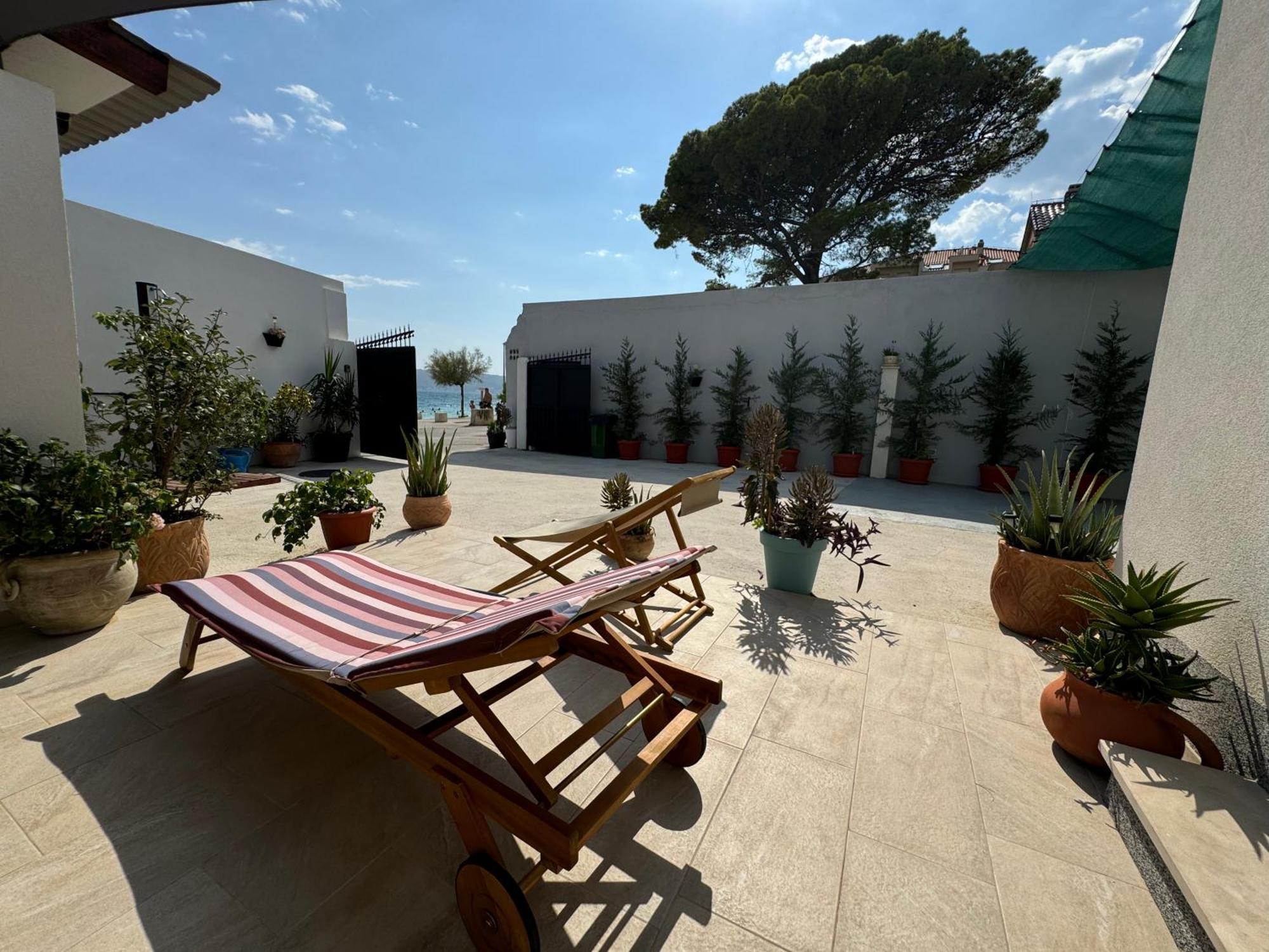 Beach House Oasis Villa Livak Каштела Экстерьер фото
